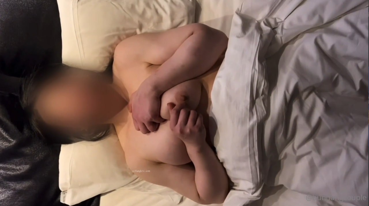 高颜值姐妹花 同时上位被两猛男狂怼 骚叫不停 都被操喷了 玩的真开心